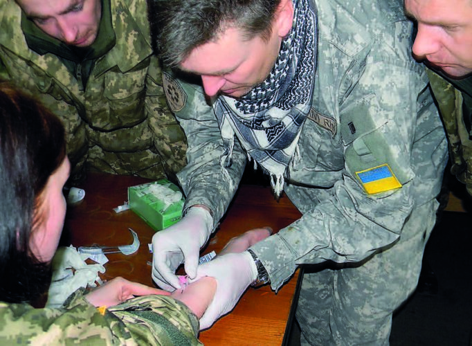 Юрій Тарасюк навчає медичну роту постановці внутрішньовенного катетера