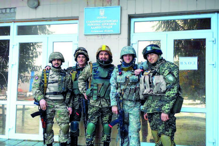 Зіновій Гвоздик (перший праворуч) із керівниками медичної служби Збройних Сил України у станиці Луганській