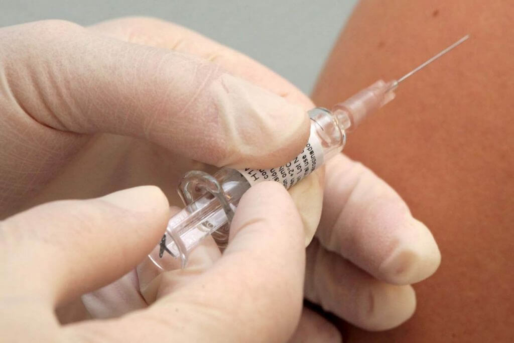МОЗ створює пункти вакцинації на базі лікарень, медики кажуть, що це катастрофа