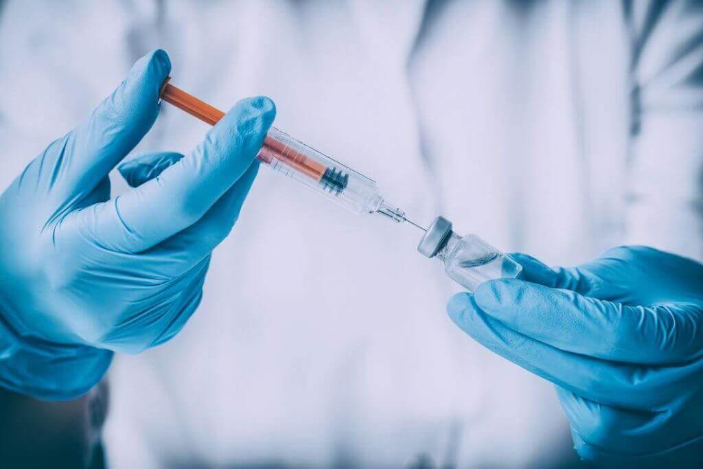 Дослідники повідомили, що нова мутація коронавірусу знижує в 10 разів ефективність вакцин