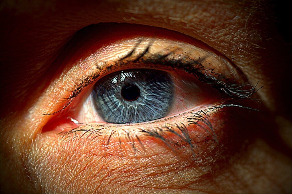 Лікарі у Франції вперше змогли частково відновити зір хворого на ретиніт