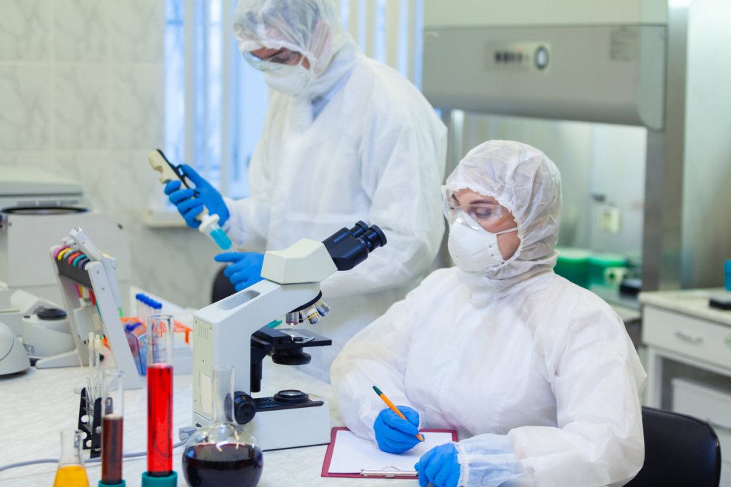 В Україні планують запровадити доплати для працівників лабораторій, які працюють з COVID-19