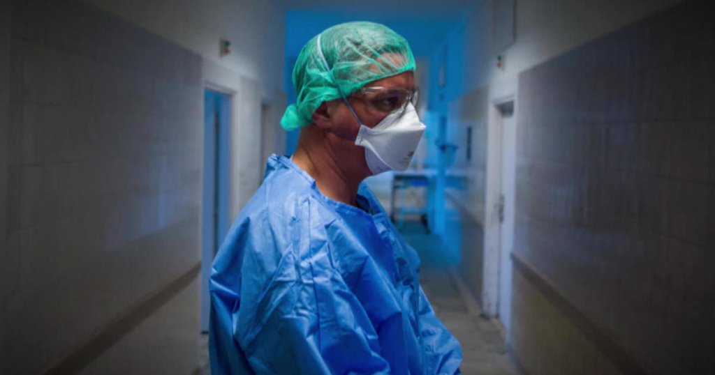 В Україні на COVID-19 захворіли 82 189 медичних працівників, а 796 з них померли. Що з цим робитиме держава?