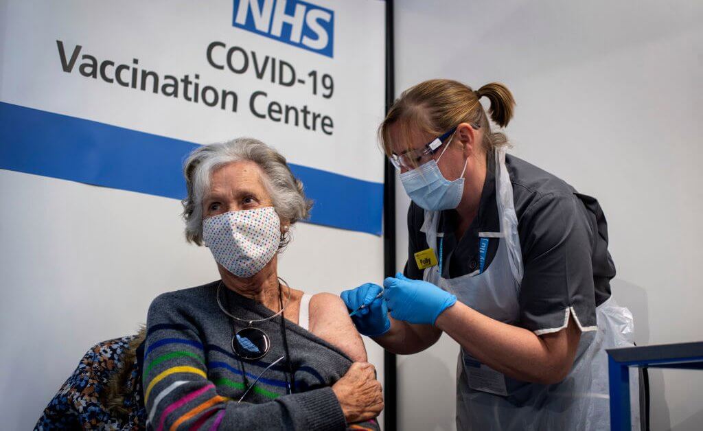 Велика Британія повідомила про дві алергічні реакції після вакцинації від COVID-19