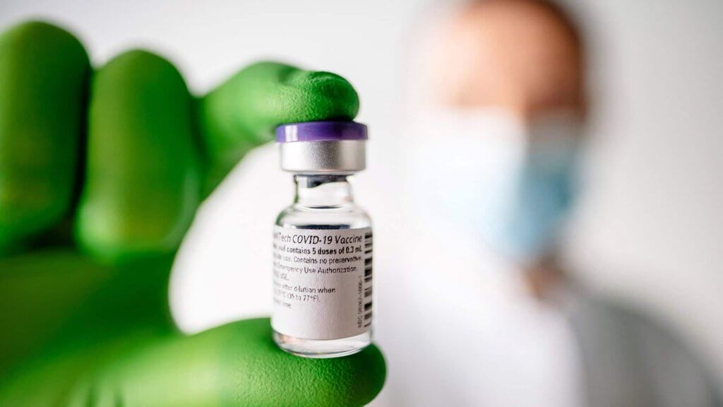 Кого і коли вакцинуватимуть препаратом від Pfizer?
