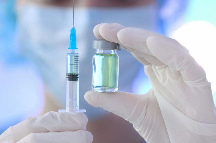 В Україні визначились, кого вакцинуватимуть проти COVID-19 за рахунок держави