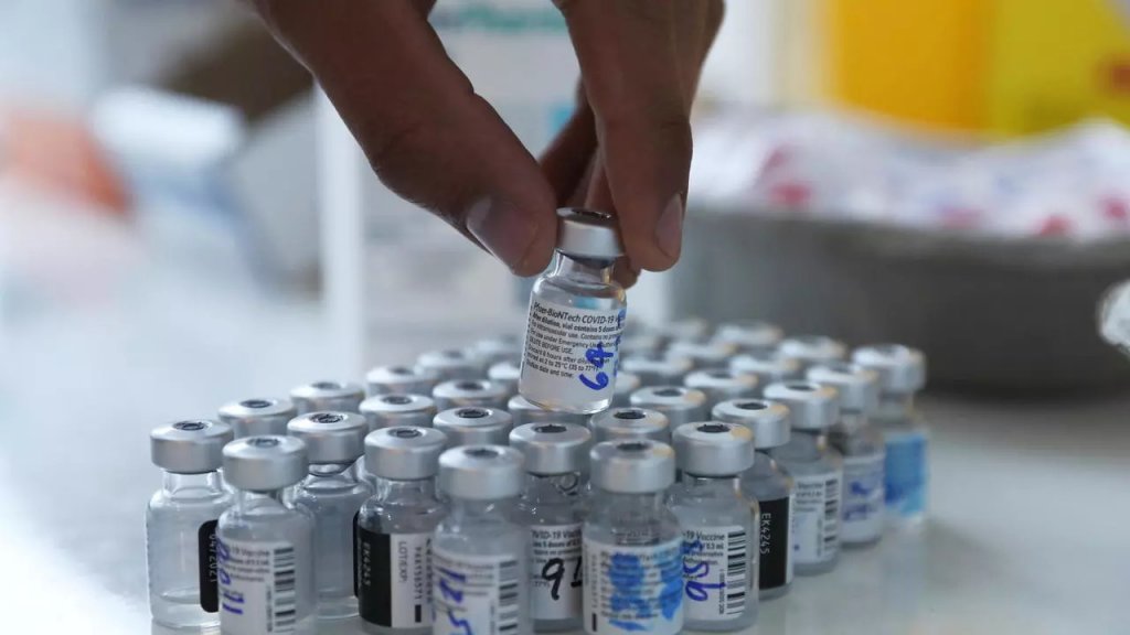 Вакцини Pfizer за програмою COVAX прибудуть в Україну пізніше, ніж очікувалось