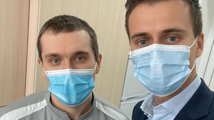 Лікар з Черкас першим вакцинувався від COVID в Україні