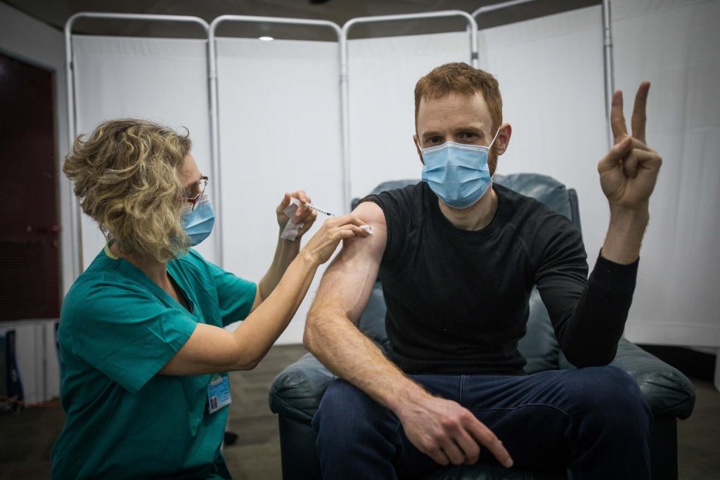 Ізраїль почав безкоштовно вакцинувати проти COVID-19 іноземців