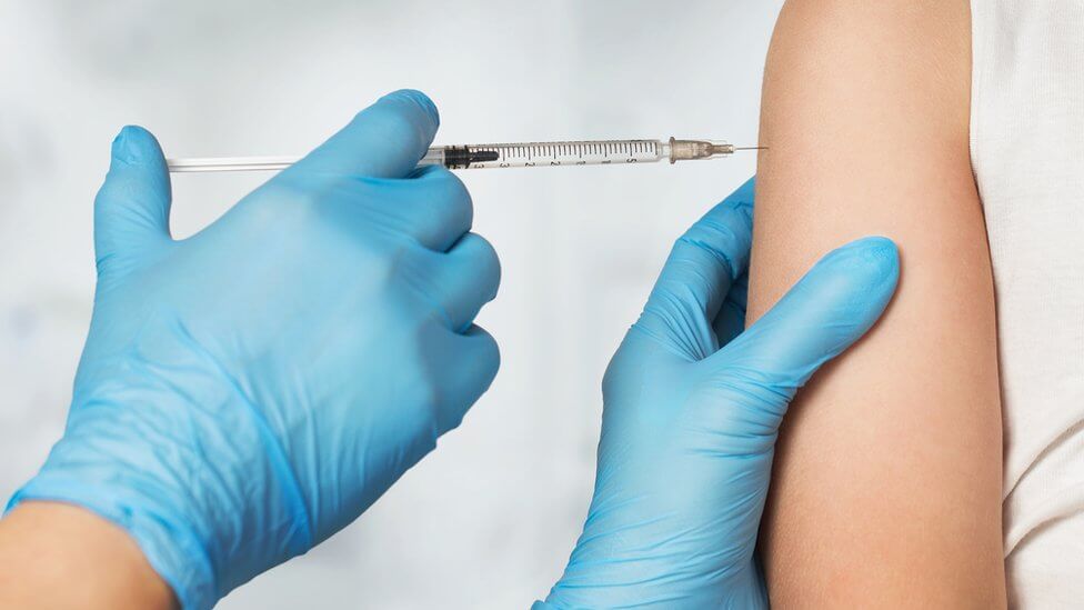 МОЗ просить повідомляти про випадки позачергової вакцинації від коронавірусу