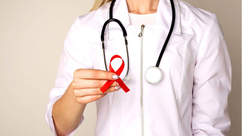 За обслуговування пацієнтів з ВІЛ лікар отримуватиме капітаційну ставку, але тільки з 1 липня 2021 року
