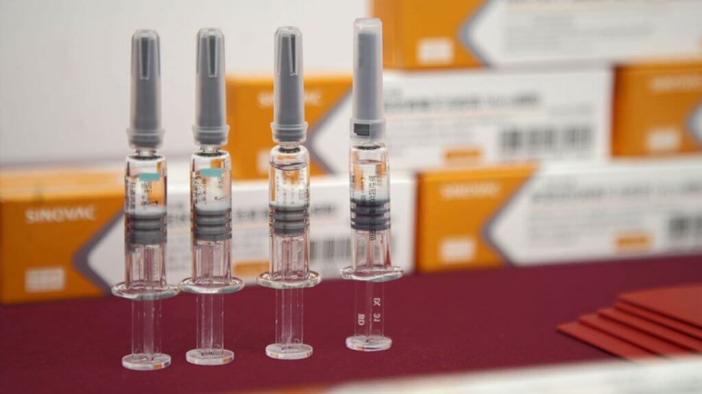 Дослідження: Китайська вакцина CoronaVac краще працює у жінок, ніж у чоловіків