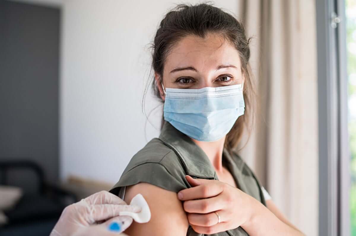 Нове дослідження виявило, що вакциновані люди усе-таки не можуть передавати коронавірус іншим