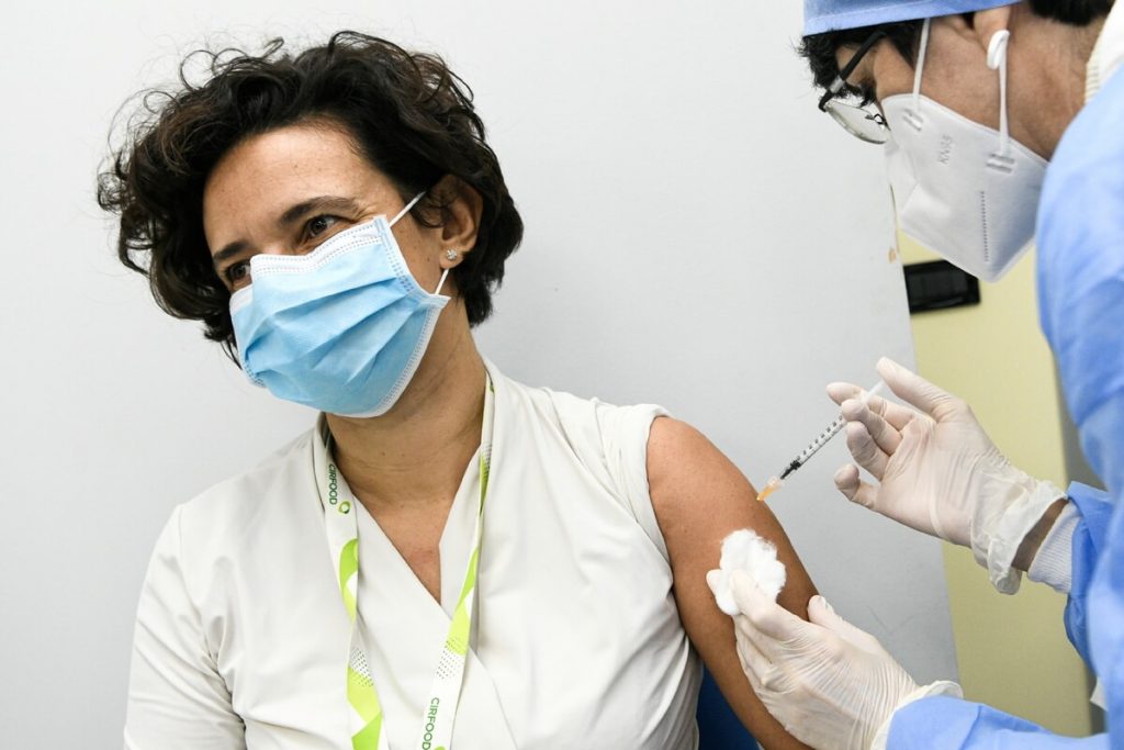 Італія зобов'язала медиків вакцинуватись від коронавірусу без альтернативи