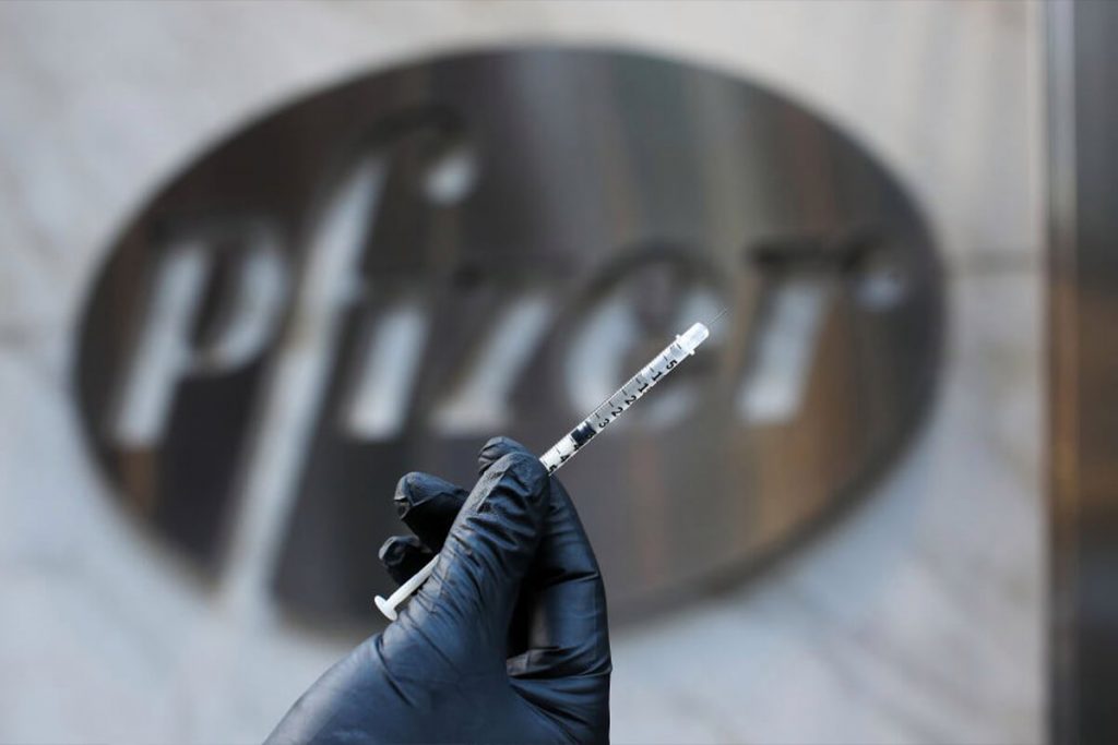 Гендиректор Pfizer заявив, що двох доз вакцини від коронавірусу може виявитись недостатньо