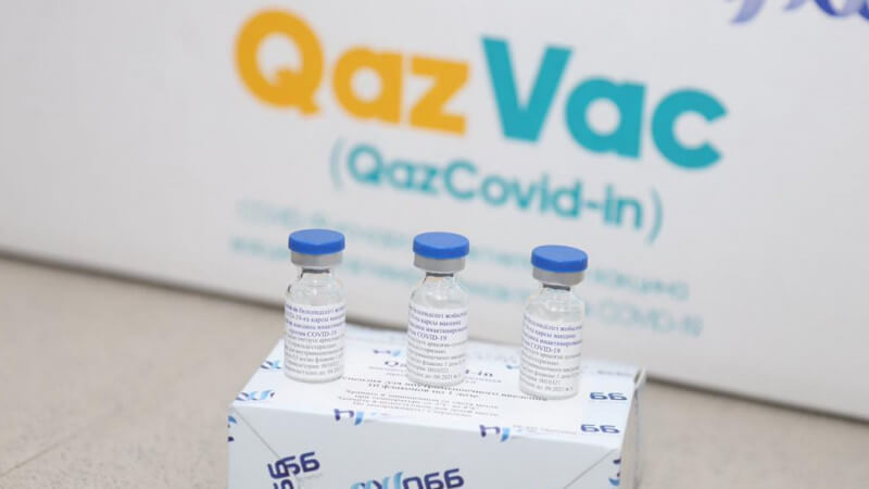Казахстан почав імунізувати громадян власною вакциною проти коронавірусу QazVac