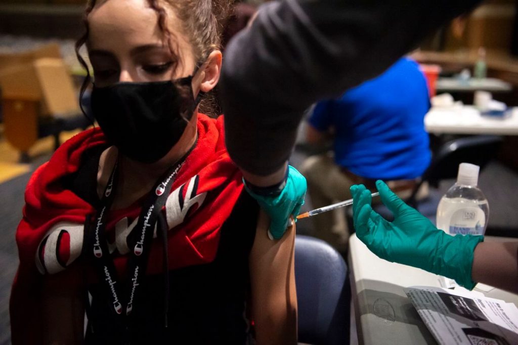 В США виявили нову можливу побічну реакцію на вакцину від коронавірусу у підлітків