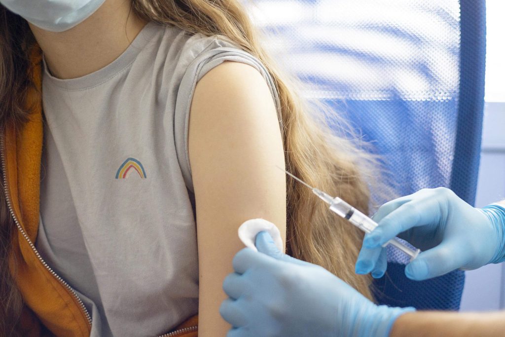 У ВООЗ закликали заможні країни поділитися вакцинами від COVID-19, замість вакцинації дітей та підлітків
