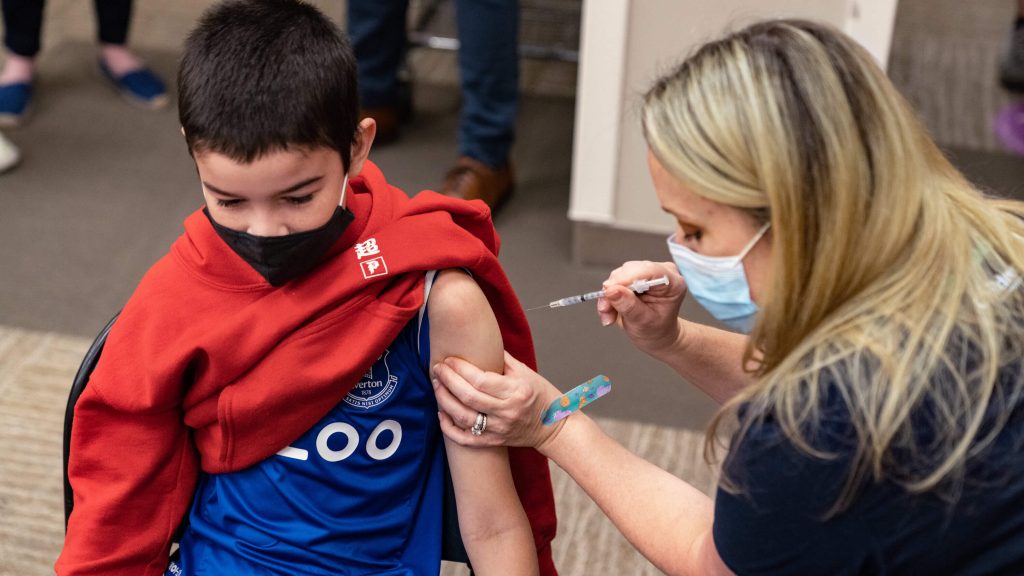 У ЄС дозволили імунізувати підлітків від 12 років вакциною Pfizer 
